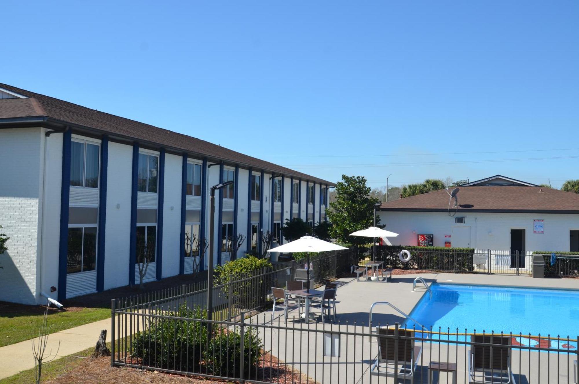 Americas Best Value Inn & Suites-Фолеи Екстериор снимка
